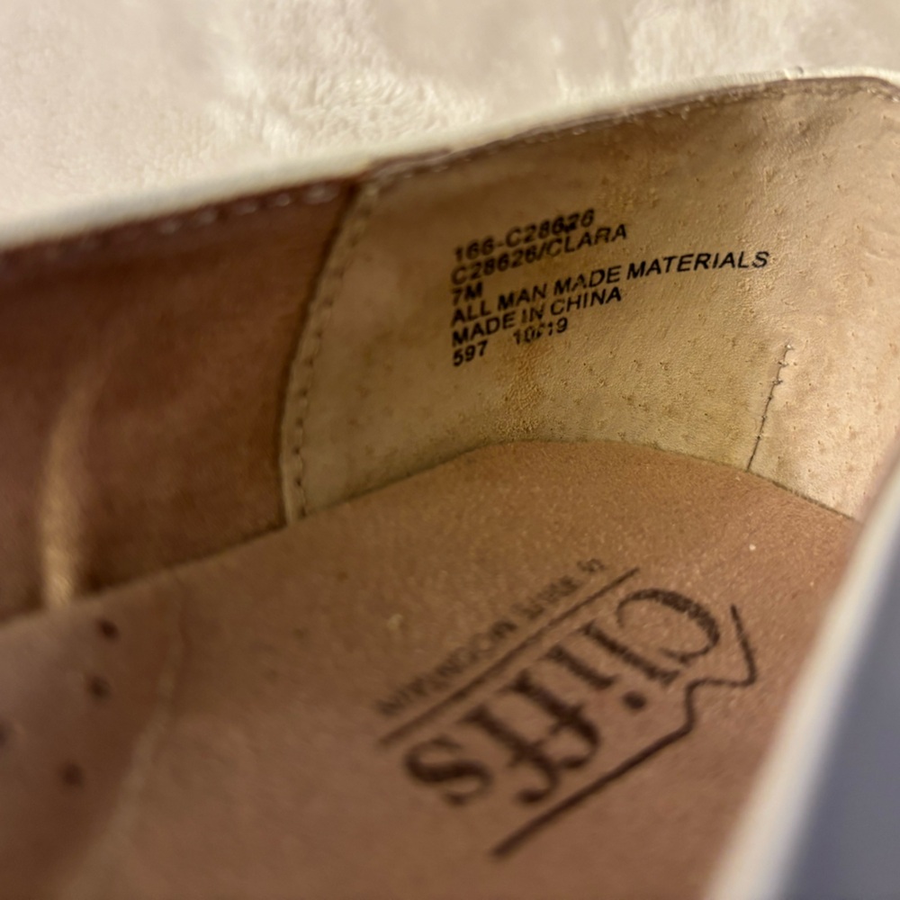 Cliffs by WHITE MOUNTAIN Women's Cream Flats - Picture 6 of 6